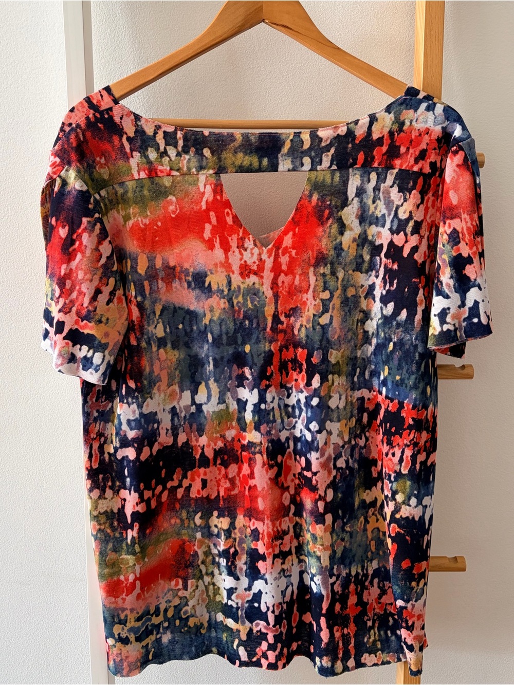 Royce Navy & Coral Abstract V-Neck Short Sleeve Top - Picture 3 of 3